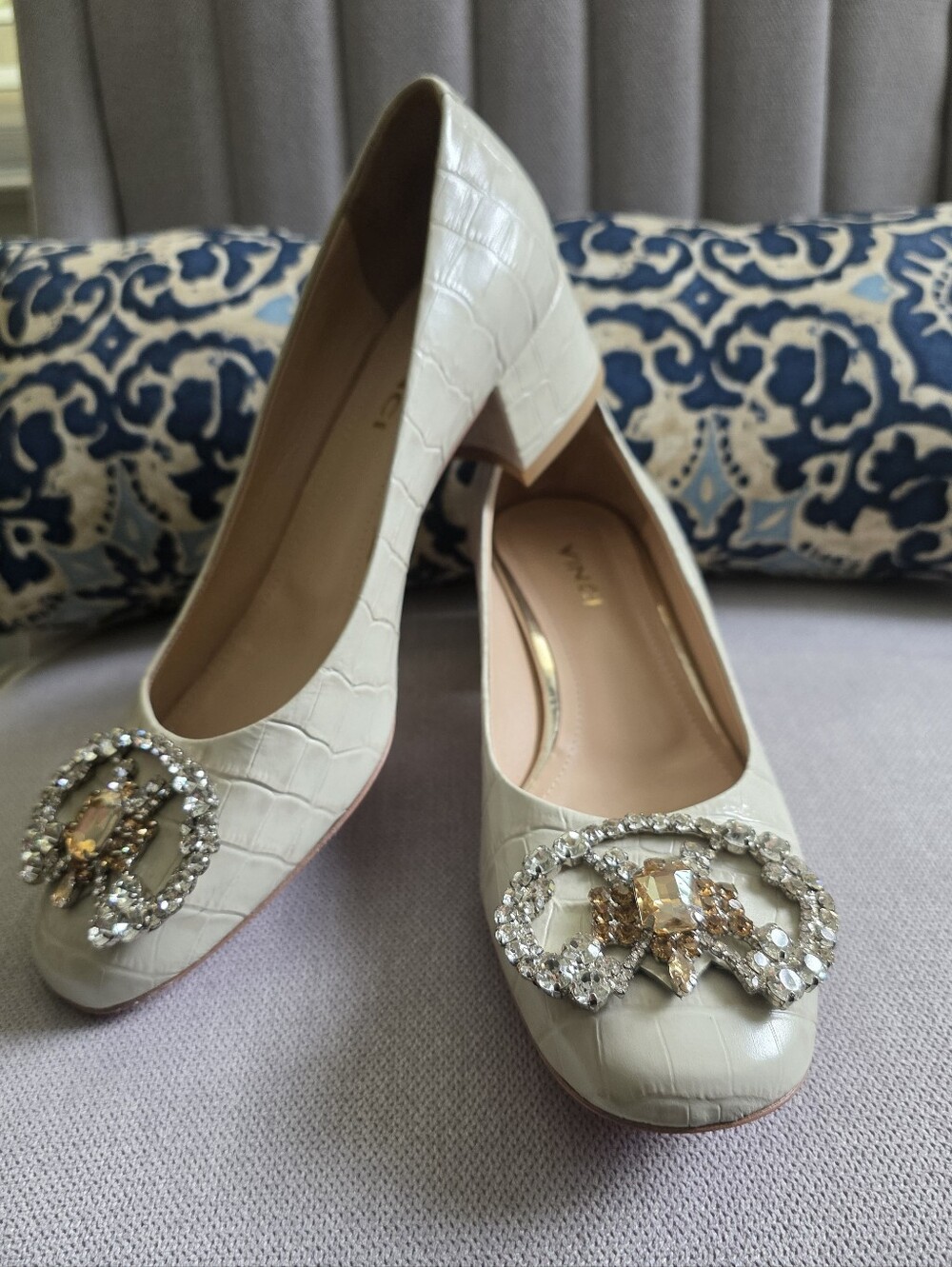 Vinci Elegant Ivory Croc-Embossed Women's Pumps with Crystal Buckle Size 39.